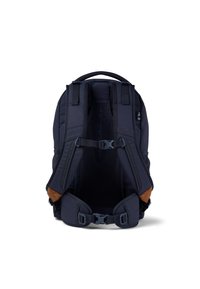 Marineblauer Rucksack mit gepolsterten Schulterriemen, Netzrücken, verstellbaren Schnallen und einem braunen Lederelement an der Seite.