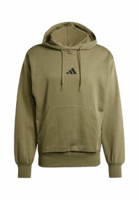 Olivovo zelená mikina s kapucňou, predným klokankovým vreckom, rebrovanými manžetami a lemom, s malým čiernym logom troch pruhov na hrudi.