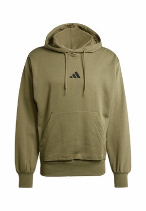 Olivově zelená mikina s kapucí, přední klokankou, ribovanými manžetami a spodním lemem, s malým černým logem se třemi pruhy na prsou.