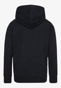 Zwarte hoodie met een zachte textuur, een grote capuchon en geribbelde manchetten en zoom. Het ontwerp heeft een eenvoudige, onversierde achteraanzicht.