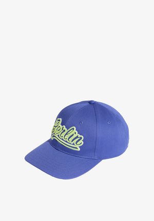 Casquette de baseball bleue avec une visière incurvée et un texte en écriture cursive verte affichant « Berlin » sur le panneau avant sur fond blanc.