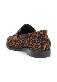 Hnědo-černé mokasíny s leopardím vzorem, s nízkým černým podpatkem, viditelným švem a mírně texturovaným svrchním materiálem.