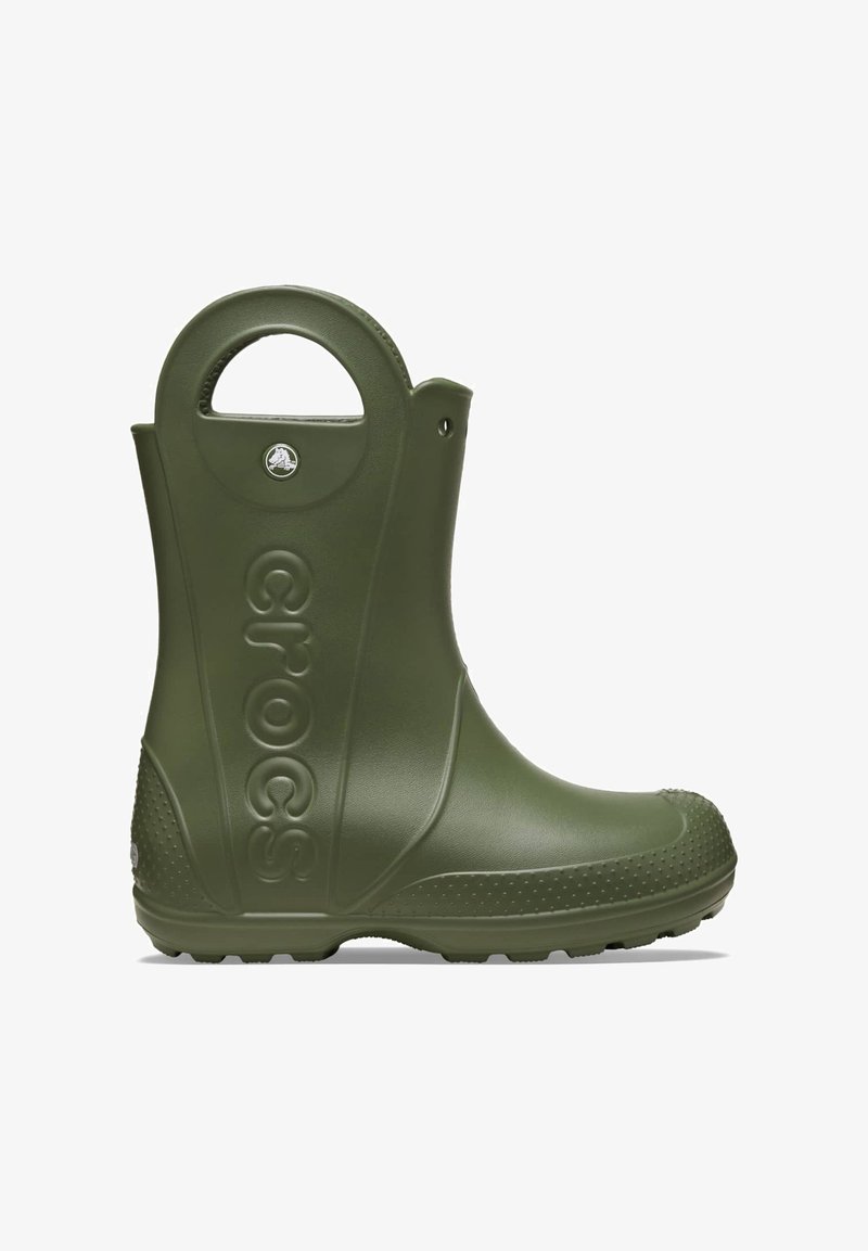 Botín de tobillo impermeable verde, fabricado con material duradero, presenta una punta redondeada, suela texturizada y la palabra "crocs" grabada en el costado.