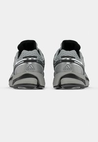adidas Originals ADISTAR CONTROL - Treniņu apavi - grey two/core black/silver-coloured metallic