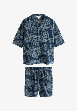 Set format din cămașă albastru închis cu nasturi și mâneci scurte, și pantaloni scurți cu talie elastică, cu modele florale și frunze albe.