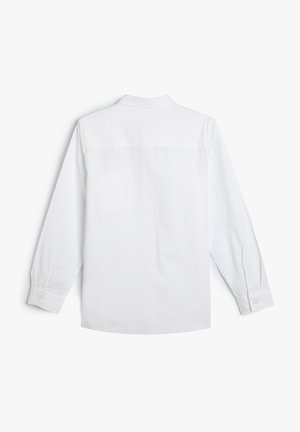 Camisa blanca de manga larga con cuello, que presenta puños abotonados y un yugo trasero recto. Textura suave sin patrones visibles.