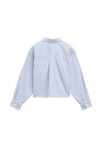 Blau und weiße gestreifte kurzärmelige Bluse, lange Ärmel, geknöpfte Manschetten, Kragen und Rückenpasse. Weicher Stoff mit glatter Textur.