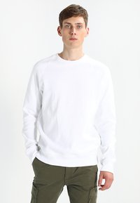 Witte crewneck sweatshirt van een katoenmix, met ribgebreide manchetten en zoom. Gladde textuur, ontspannen pasvorm en ingesprongen schoudernaden.