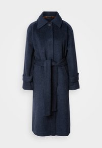 Cappotto di lana blu navy con colletto, chiusura frontale con bottoni e vita con cintura. Caratterizzato da ampi polsini e una finitura morbida e texturizzata.