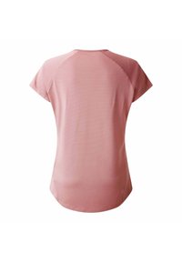 Top de manga corta y cuello redondo en suave tela rosa con un acabado texturizado y transpirable, y mangas raglán para una mayor movilidad.