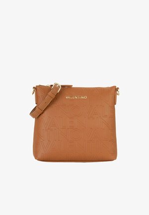 Sac bandoulière en cuir fauve avec logo "VALENTINO" embossé, ferrures dorées, bandoulière ajustable et fermeture zippée. Forme carrée avec texture lisse.