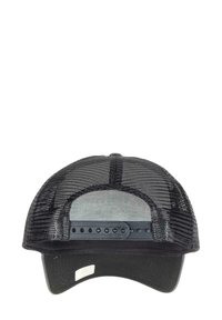 Schwarze Trucker-Mütze mit einer stabilen Vorderseite und einem Mesh-Rücken. Sie hat einen gebogenen Schirm und einen verstellbaren Kunststoffriemen mit Perforationen zur Größenanpassung.