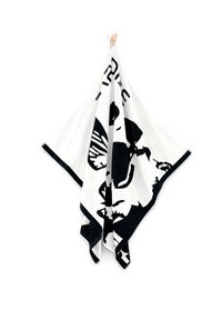 Czarnobiała ręcznik z graficznym wzorem przedstawiającym dużą twarz. Wykonany z miękkiej, teksturowanej bawełny, oprawiony czarną ramką.