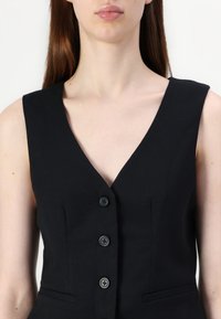 Hollister Co. EMEA LONGER LENGTH VEST - Brezrokavnik - casual black