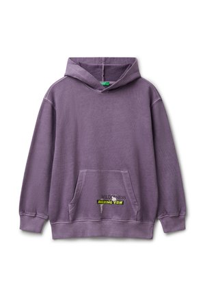 Sweatshirt à capuche violet avec une poche avant et le texte "WILDERNESS AMAZING VIEW" imprimé sur la poche en noir et jaune.