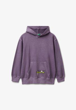 Fioletowa bluza z kapturem z kieszenią na przodzie, z nadrukiem "WILDERNESS AMAZING VIEW" na kieszeni w kolorze czarnym i żółtym.