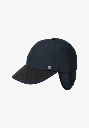 Cappello trapuntato blu navy con visiera grigia scura e alette per le orecchie. Presenta un logo metallico e un tessuto testurizzato simile alla lana sulla parte frontale.