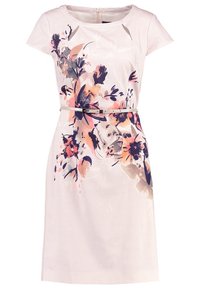 Kukallinen mekko vaaleanpunaisesta kankaasta, jossa on lyhyet hihat, pyöreä kaula-aukko ja vyö. Suuri kukkakuosi vaaleanpunaisena, purppurana ja sinisenä.