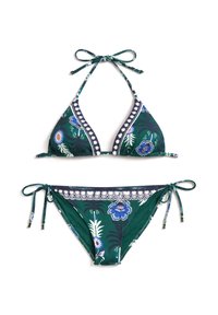 Ensemble bikini vert avec motifs floraux bleus et blancs, haut triangle avec liens tour de cou et bas assortis à nouer sur les côtés, sur fond blanc.