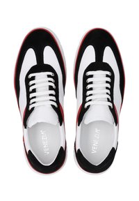 Sorte og hvide sneakers med overdel i ruskind og læder, rund tå, hvide snørebånd, røde detaljer på sålen og logo på indersålen.