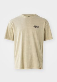 SERVICE STATION TEE - Camiseta estampada - desert sand
