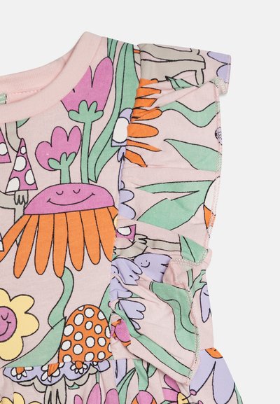 Vestido de algodón rosa con un patrón floral que presenta flores sonrientes, hongos y hojas. El diseño de los hombros con volantes añade textura y detalle.