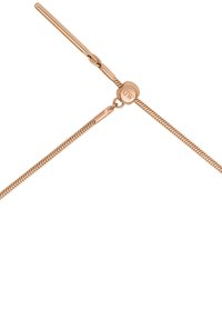 Bracciale in oro rosa con texture intrecciata, dotato di un fermaglio circolare impresso con iniziali e un gancio dritto e liscio.