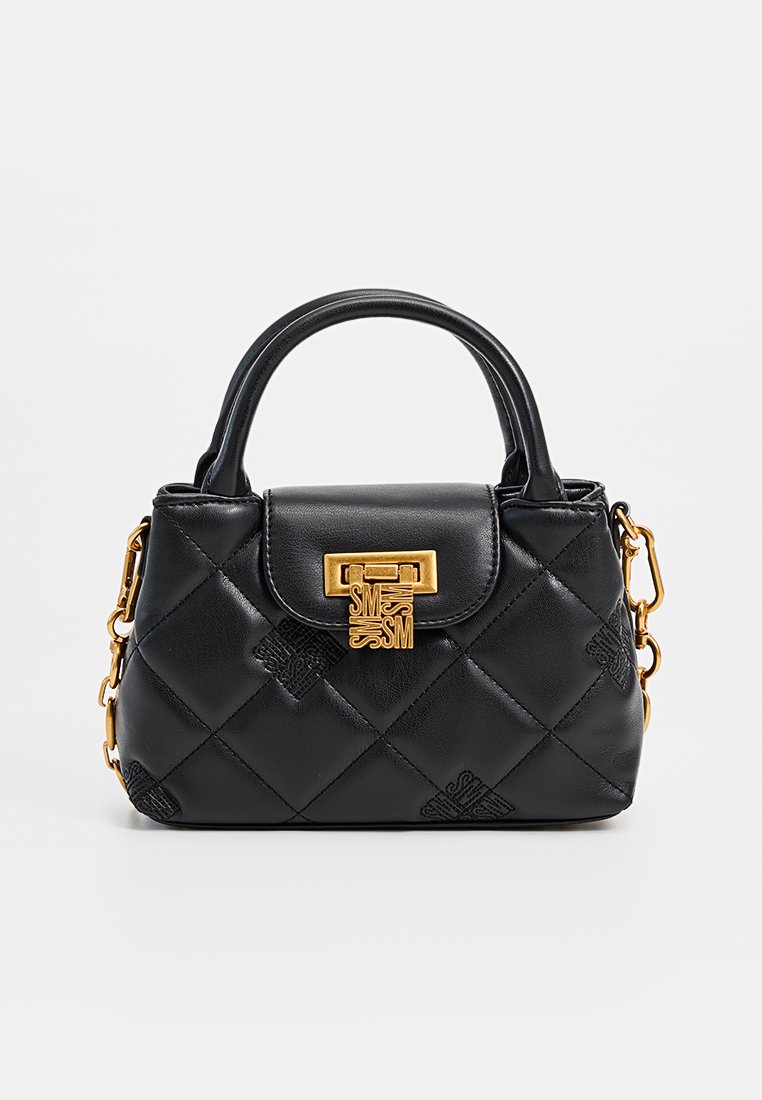 Sac à main matelassé noir avec une finition en cuir lisse, matériel doré et logo en relief. Dispose d'une poignée supérieure et d'une bandoulière amovible.