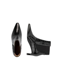 Schwarze High-Heel-Stiefeletten mit spitzer Zehenform, aus kroko-geprägtem Leder und einem weichen schwarzen elastischen Einsatz am Knöchel.