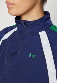 Under Armour ICON CRINKLE TRACK JACKET - Jakna za treniranje - midnight navy/team kelly green