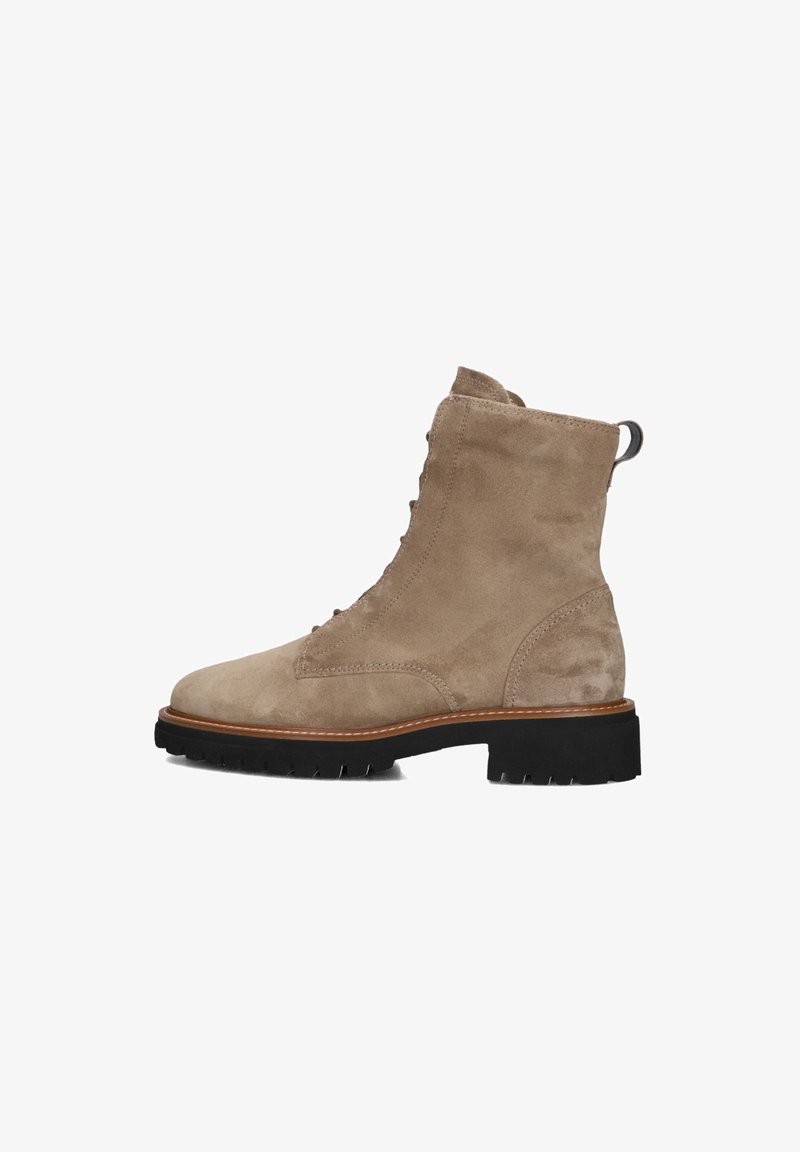 Beige suède veterschoenen tot de enkel met ronde neus, zwarte rubberen zool, en een lus aan de achterkant, met stiksels en een gestructureerde afwerking.