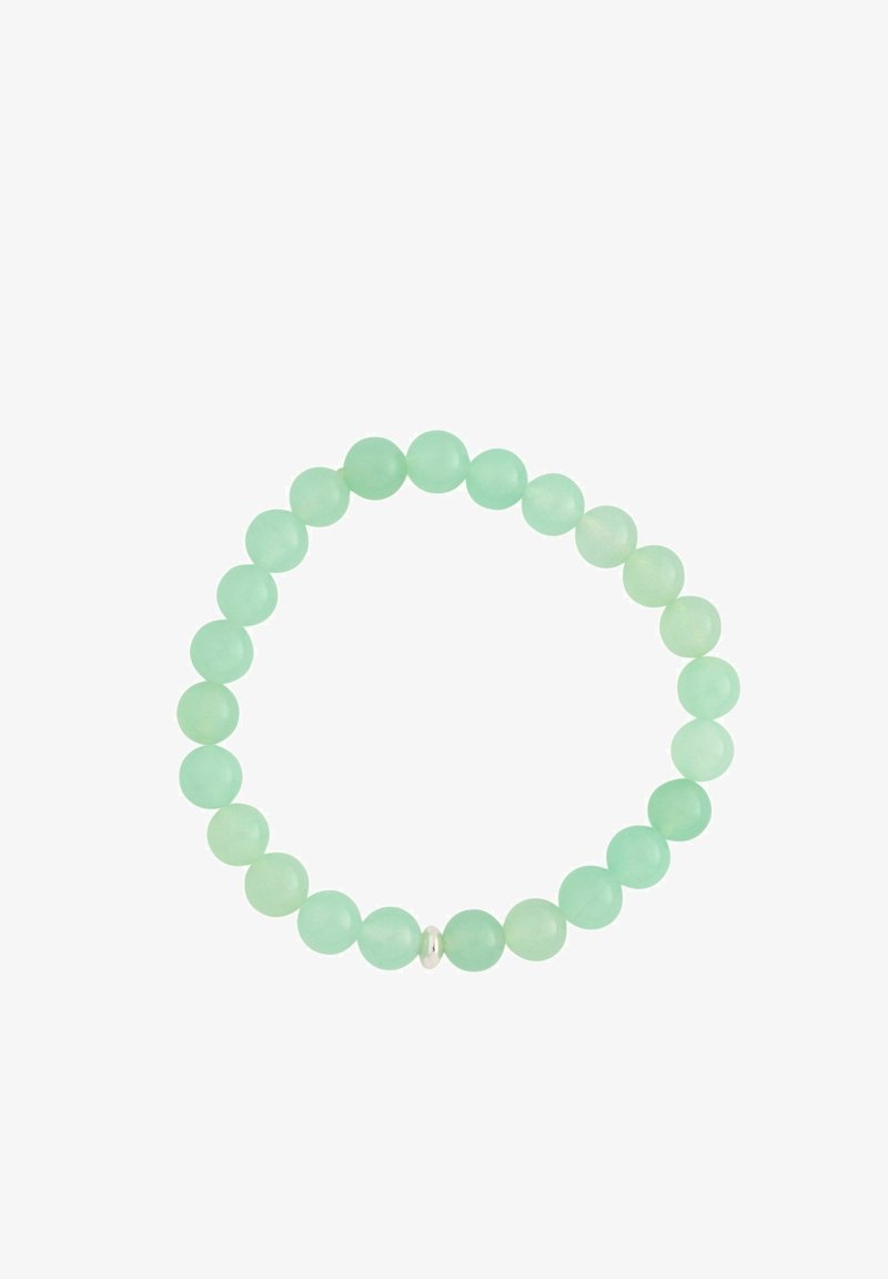 Grünes, mit Frostung versehenes Perlenarmband mit runden Perlen, das ein kleines silbernes Akzentperle, kreisförmiges Design und eine glatte Textur aufweist.