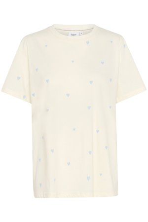 Krämfärgad t-shirt med korta ärmar, tillverkad av mjukt tyg, med spridda ljusblå hjärt-mönster, rund halsringning, lös passform och rak nederkant.