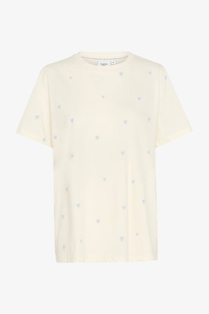 Kratka majica s kratkimi rokavi v smetankasti barvi, izdelana iz mehkega materiala, z razpršenimi svetlo modrimi srčki, okroglim izrezom, ohlapnim krojem in ravnim robom.