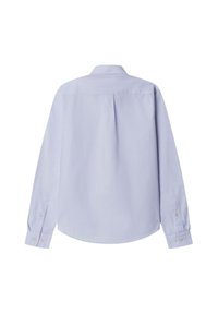 Jasnoniebieska koszula w paski, długie rękawy, kołnierzyk zapinany na guziki, zakładka z tyłu, zaokrąglony dół, miękka bawełniana tkanina, klasyczny krój, bez widocznych logo ani wzorów.