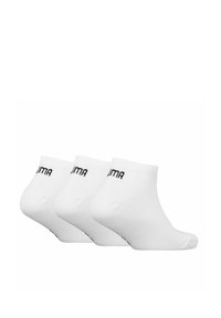 Tres pares de calcetines blancos cortos con textura canalé. Cada calcetín tiene un logo negro en el puño. Diseñados para comodidad y durabilidad.
