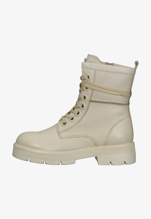 Bottines en cuir beige à bout arrondi, semelle en caoutchouc surélevée et design à lacets. Comprend une couture et un détail de cheville enveloppée.