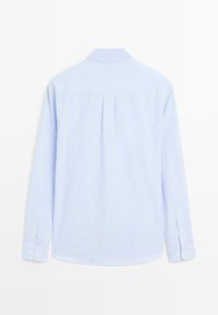 Lange mouwen shirt in lichtblauw met dunne verticale strepen. Beschikt over een puntige kraag, knoopmanchetten en een achterplooival met plooidetails.