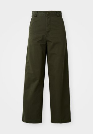 Pantalones de pierna ancha en verde oliva, hechos de algodón resistente. Cuentan con un cierre de botón, una cintura con cinturón y un corte recto sin patrones visibles.