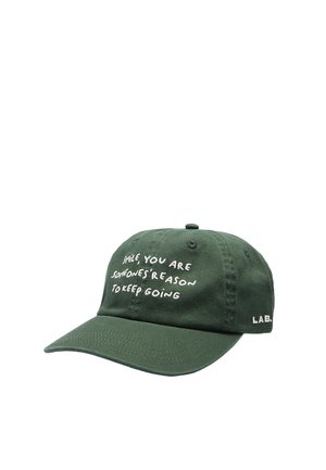 Casquette de baseball vert foncé avec texte brodé en blanc disant "Souris, tu es la raison pour laquelle quelqu'un continue" et "LAB." sur le côté.