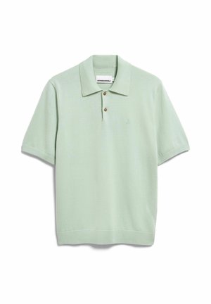 Hellgrünes Poloshirt mit kurzen Ärmeln, zwei braunen Knöpfen, gestricktem Kragen und kleinem gesticktem Logo auf der linken Brust.