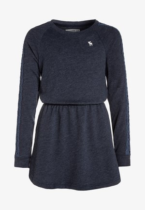Navyblå langærmet kjole med elastisk talje, blonder på ærmerne og lille hvid elg-logo på brystet.
