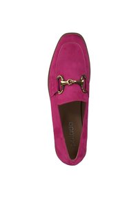 Mocassino in suede rosa con punta arrotondata, caratterizzato da un dettaglio in metallo dorato a forma di morso sul davanti e un interno in pelle liscia.