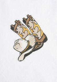 Grafička ilustracija smeškanih kaubojskih čizama sa žutim plamenovima, pored bež kaubojskog šešira s crnom trakom i zlatnim akcentima na beloj pozadini.