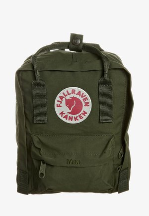 Rucsac mini Fjällräven Kånken verde măsliniu, cu mânere superioare, buzunar frontal cu fermoar și patch rotund roșu cu logo.