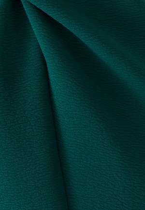 Tumeda teal-sinise tekstuuriga kangas, millel on õrn laineline muster ja pehme, veidi läikiv viimistlus. Sobib erinevateks tekstiilirakendusteks.