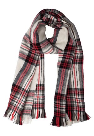 Miękki tkany szalik w kratę w kolorach czerwonym, czarnym, białym i szarym, luźno złożony z frędzlami na białym tle.