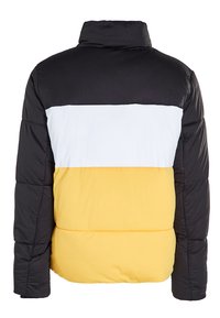 Puffjakke med høy krage, med horisontale fargeblokker i svart, hvitt og gult, glatt tekstur og polstret design.
