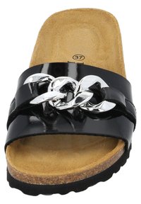Sandale à glissière en vernis noir avec une large sangle, accent en chaîne argentée, et une semelle en liège avec une surface texturée tan. Taille 37.
