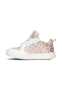 Weißer Sneaker mit einem strukturierten, metallischen Giraffenmuster in Pink und Gold, flachen Schnürsenkeln und einer Schlaufe an der Rückseite für ein einfaches Anziehen.